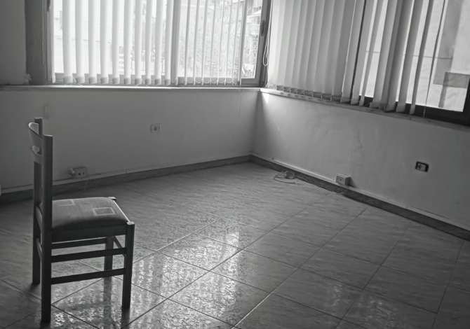 Ambient me qera ne ish bllok plus vend parkimi1600 Euro