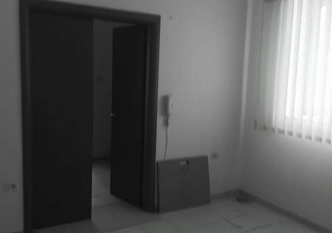 Ambient me qera ne ish bllok plus vend parkimi1600 Euro