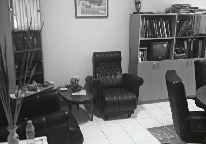 Ambient me qera ne ish bllok plus vend parkimi1600 Euro