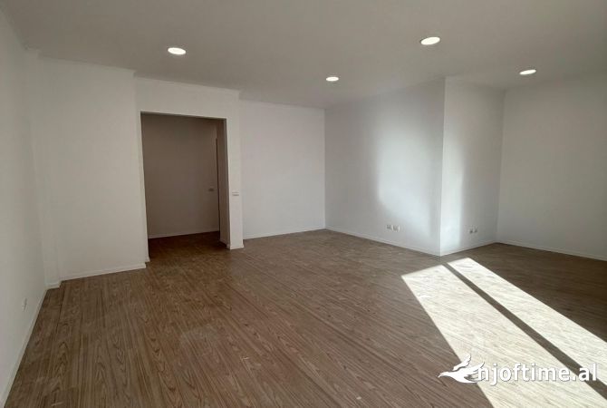Ambient biznesi me qera 3+1 ne Tirane - 250,000 Leke