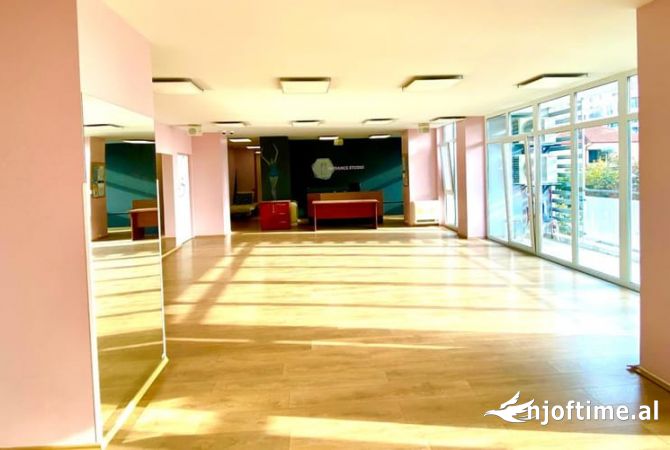 Ambient biznesi me qera 3+1 ne Tirane - 1,750 Euro