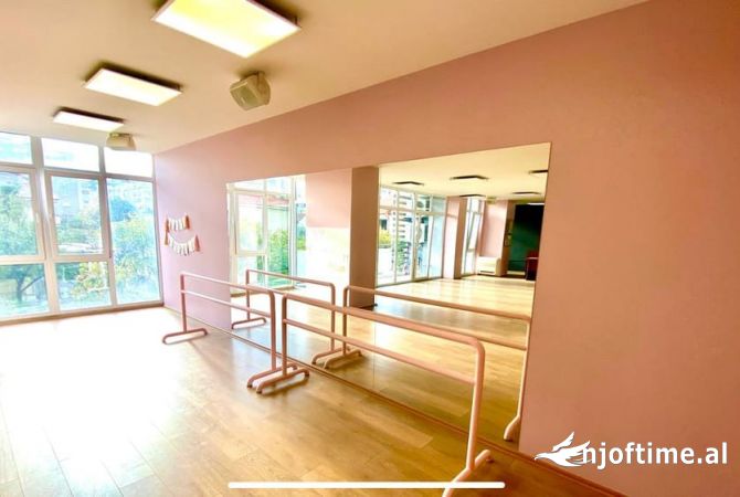 Ambient biznesi me qera 3+1 ne Tirane - 1,750 Euro