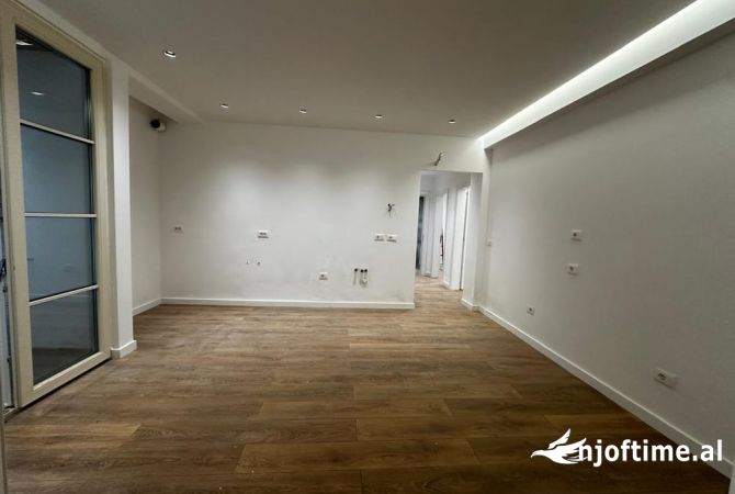 Ambient biznesi me qera 3+1 ne Tirane - 1,300 Euro