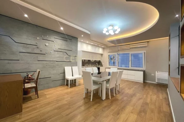 Shtepi me qera 4+1 ne Tirane - 120,000 Leke