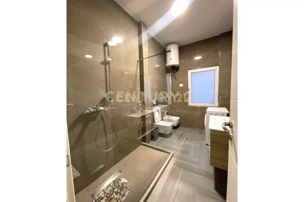 Shtepi me qera 4+1 ne Tirane - 120,000 Leke