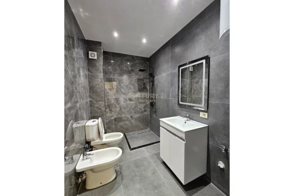 Shtepi ne shitje Apartament ne Tirane, 2+1, Mobilimi Bosh, pa mobiluar, Pagesa 135,000  Euro.