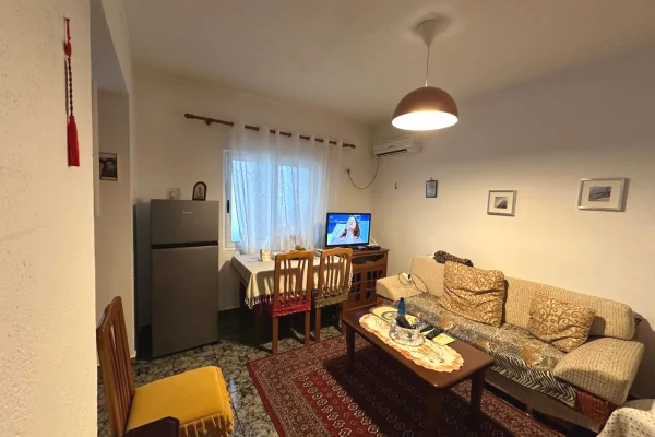 Shtepi ne shitje Apartament ne Tirane, 2+1, Mobilimi E mobiluar, Pagesa 120,000  Euro.