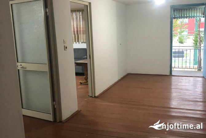 Ambient biznesi me qera 4+1 ne Tirane - 800 Euro