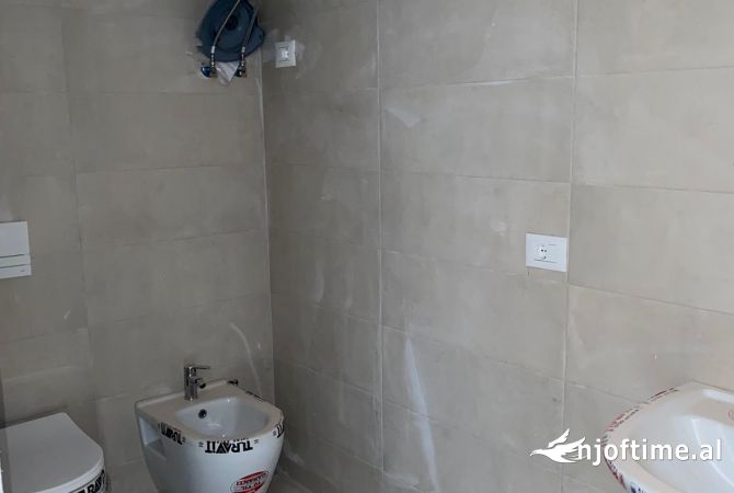 Shtepi ne shitje Apartament ne Tirane, 1+1, Mobilimi Bosh, pa mobiluar, Pagesa 72,500  Euro.