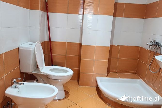 Shtepi ne shitje Apartament ne Tirane, 2+1, Mobilimi Bosh, pa mobiluar, Pagesa 108,000  Euro.