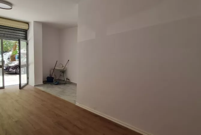Ambiente Commerciale in Vendita 1+1 a Tirana - 60,000 Euro