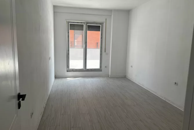 Shtepi ne shitje Apartament ne Tirane, 3+1, Mobilimi Bosh, pa mobiluar, Pagesa 160,000  Euro.