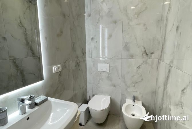 Shtepi ne shitje Apartament ne Tirane, 3+1, Mobilimi E mobiluar, Pagesa 275,000  Euro.