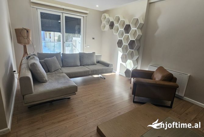 Shtepi me qera Apartament ne Tirane, 4+1, Mobilimi E mobiluar, Pagesa 1,300  Euro.