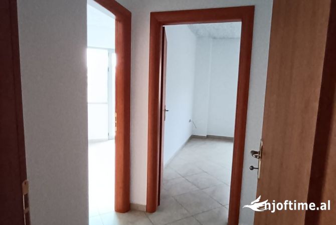 Shtepi ne shitje Apartament ne Tirane, 2+1, Mobilimi Bosh, pa mobiluar, Pagesa 140,000  Euro.