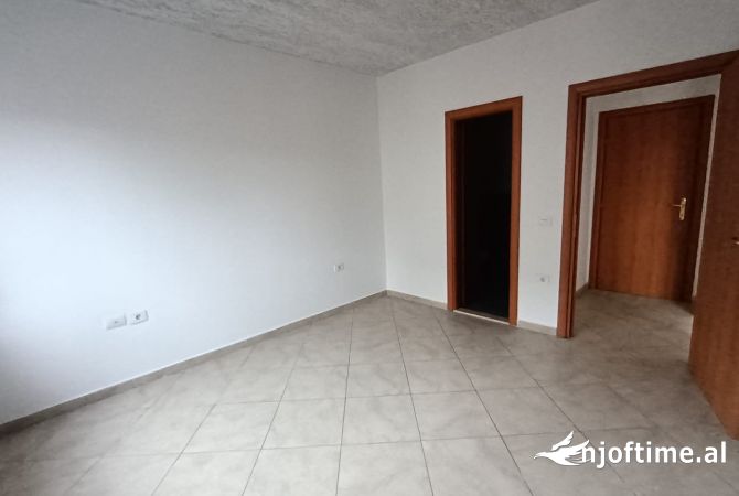 Shtepi ne shitje Apartament ne Tirane, 2+1, Mobilimi Bosh, pa mobiluar, Pagesa 140,000  Euro.