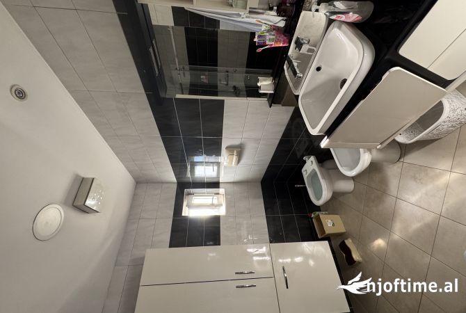 Shtepi ne shitje Apartament ne Tirane, 2+1, Mobilimi E mobiluar, Pagesa 220,000  Euro.