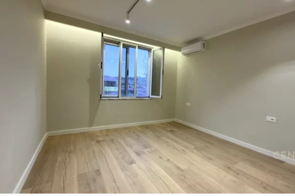 Shtepi ne shitje Apartament ne Tirane, 1+1, Mobilimi Bosh, pa mobiluar, Pagesa 125,000  Euro.