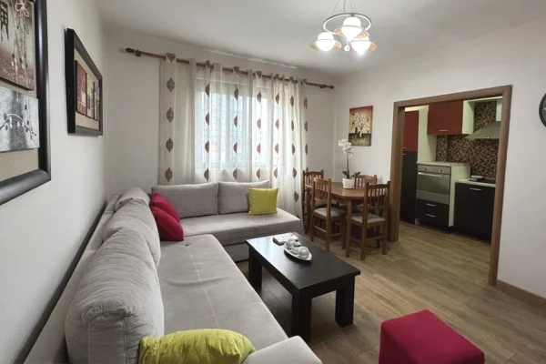 APARTAMENT 2+1 PER SHITJE, PRANE SPITALEVE!