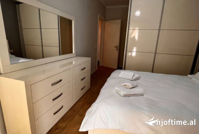 Shtepi ne shitje Apartament ne Tirane, 2+1, Mobilimi E mobiluar, Pagesa 133,000  Euro.