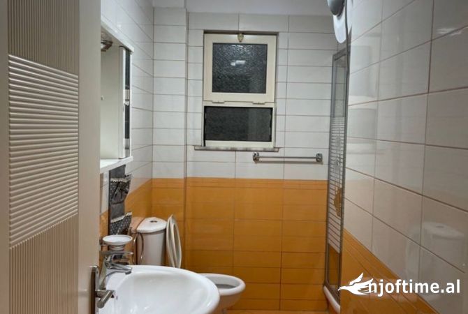 Shtepi ne shitje Apartament ne Tirane, 2+1, Mobilimi E mobiluar, Pagesa 133,000  Euro.