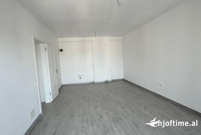 Shtepi ne shitje Apartament ne Tirane, 2+1, Mobilimi Bosh, pa mobiluar, Pagesa 135,000  Euro.