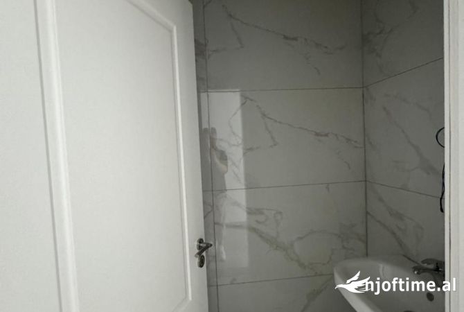 Shtepi ne shitje Apartament ne Tirane, 2+1, Mobilimi Bosh, pa mobiluar, Pagesa 135,000  Euro.