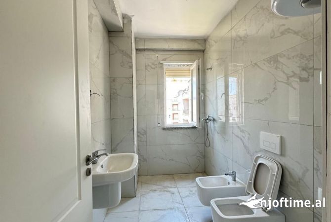 Shtepi ne shitje Apartament ne Tirane, 2+1, Mobilimi Bosh, pa mobiluar, Pagesa 135,000  Euro.