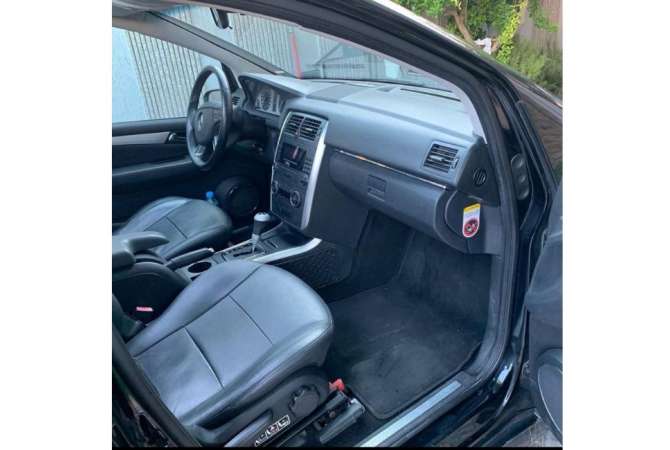 Jepet me qera makina Mercedes Benz B Class per 27 euro dita