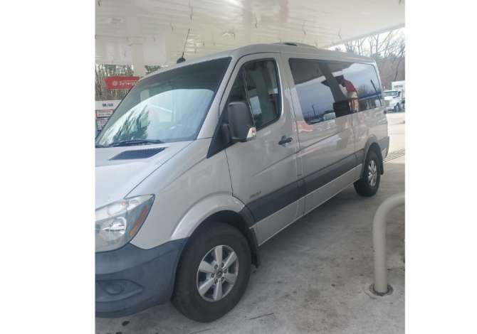 Furgon me qera Mercedes Benz 11+1 vendesh per 270 euro dita