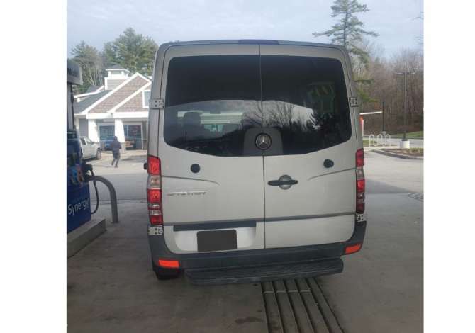 Furgon me qera Mercedes Benz 11+1 vendesh per 270 euro dita