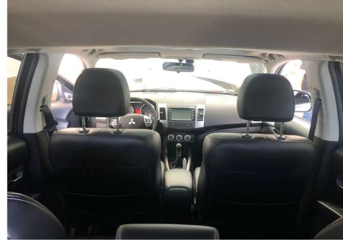 Makina me qera Mirsubish Outlander 7 vendeshe duke filluar nga 35 euro dita
