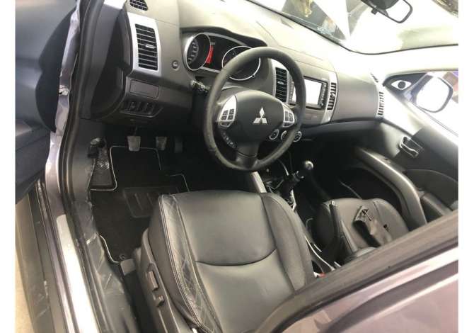 Makina me qera Mirsubish Outlander 7 vendeshe duke filluar nga 35 euro dita