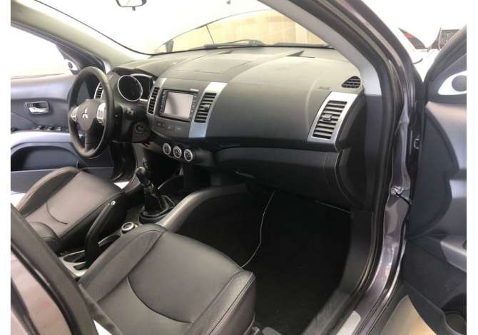 Makina me qera Mirsubish Outlander 7 vendeshe duke filluar nga 35 euro dita