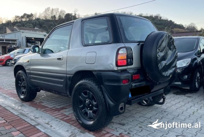 Makina me qera Toyota 4x4 duke filluar nga 30 euro dita