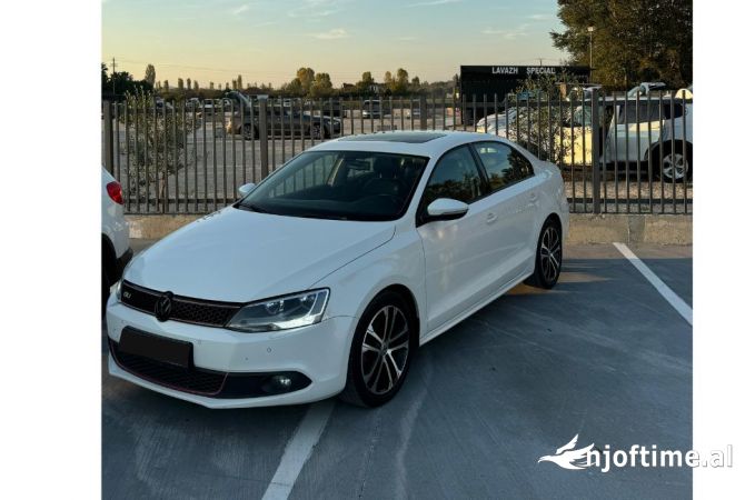 Makina me qera ekonomike Volkswagen Jetta duke filluar nga 35 euro dita 