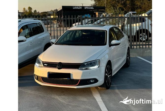 Makina me qera ekonomike Volkswagen Jetta duke filluar nga 35 euro dita 