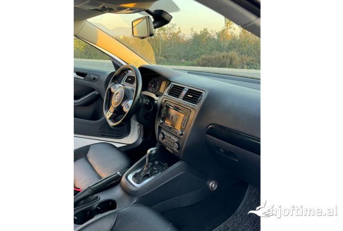 Makina me qera ekonomike Volkswagen Jetta duke filluar nga 35 euro dita 