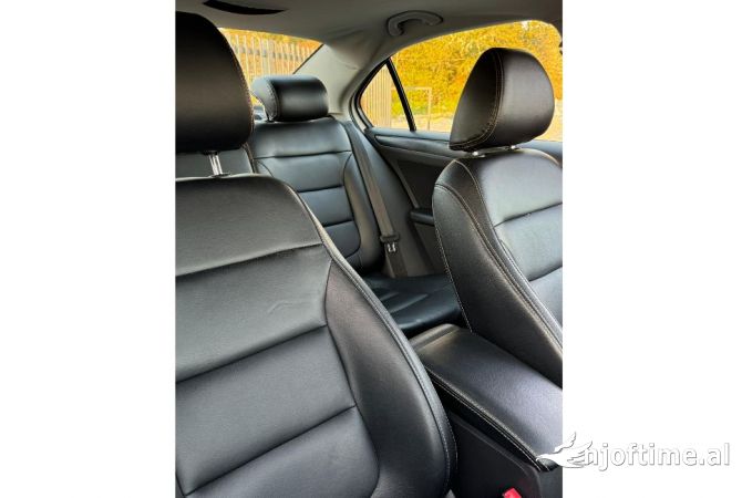 Makina me qera ekonomike Volkswagen Jetta duke filluar nga 35 euro dita 