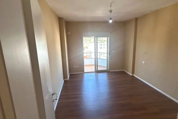 Shtepi ne shitje Apartament ne Durres, 2+1, Mobilimi Bosh, pa mobiluar, Pagesa 155,000  Euro.