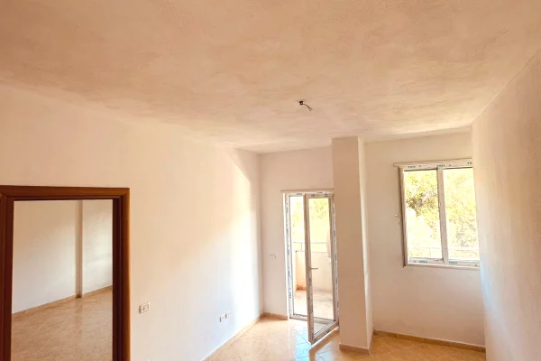 Shtepi ne shitje Apartament ne Durres, 2+1, Mobilimi Bosh, pa mobiluar, Pagesa 127,200  Euro.