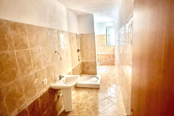 Shtepi ne shitje Apartament ne Durres, 2+1, Mobilimi Bosh, pa mobiluar, Pagesa 127,200  Euro.