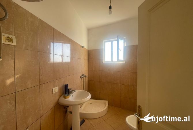 Shtepi ne shitje Apartament ne Tirane, 1+1, Mobilimi Bosh, pa mobiluar, Pagesa 7,000,000  Euro.