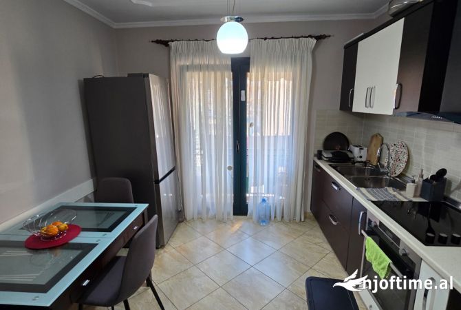 Shtepi ne shitje Apartament ne Tirane, 2+1, Mobilimi E mobiluar, Pagesa 159,000  Euro.