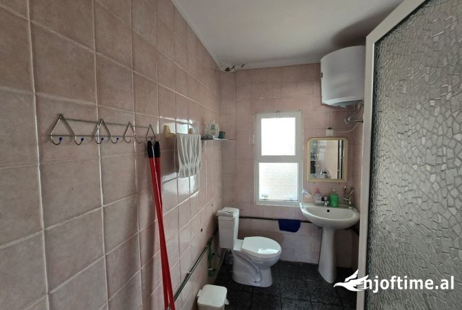 Shtepi ne shitje Apartament ne Tirane, 1+1, Mobilimi Pjeserisht e mobiluar, Pagesa 6,800,000  Euro.