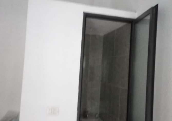 Jepet dyqan me qera ne myslim shyr 27 m2  cmim 250 euro