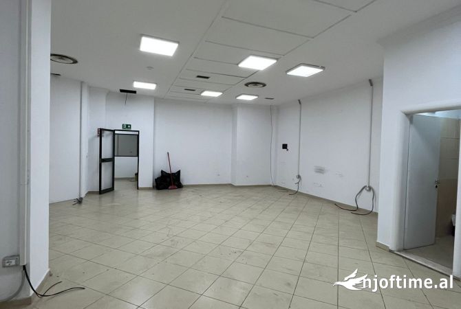 Ambient biznesi me qera 3+1 ne Tirane - 1,699 Euro