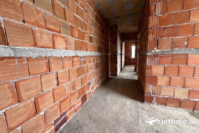 Shtepi ne shitje Apartament ne Tirane, 2+1, Mobilimi E mobiluar, Pagesa 93,000  Euro.