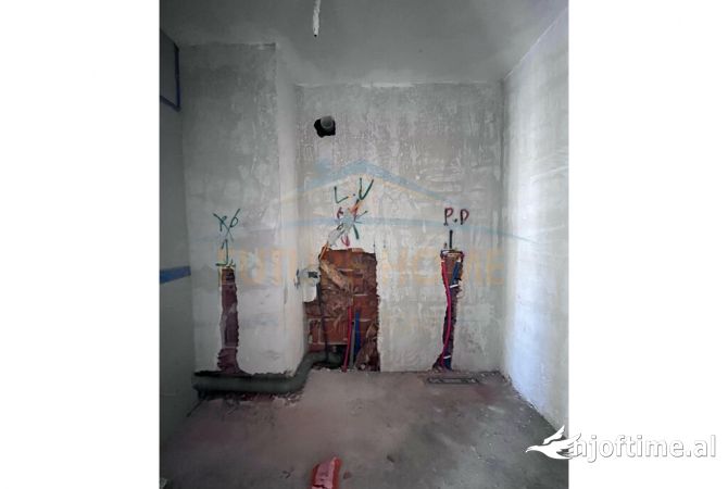 Shtepi ne shitje Apartament ne Tirane, 1+1, Mobilimi Bosh, pa mobiluar, Pagesa 155,000  Euro.