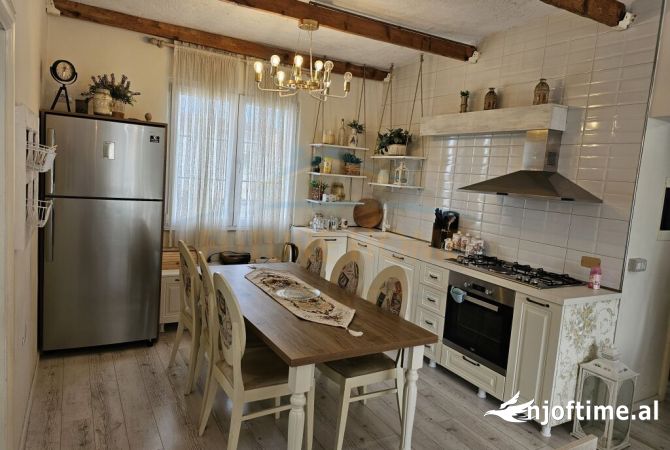 Shtepi ne shitje Apartament ne Tirane, 2+1, Mobilimi E mobiluar, Pagesa 179,000  Euro.